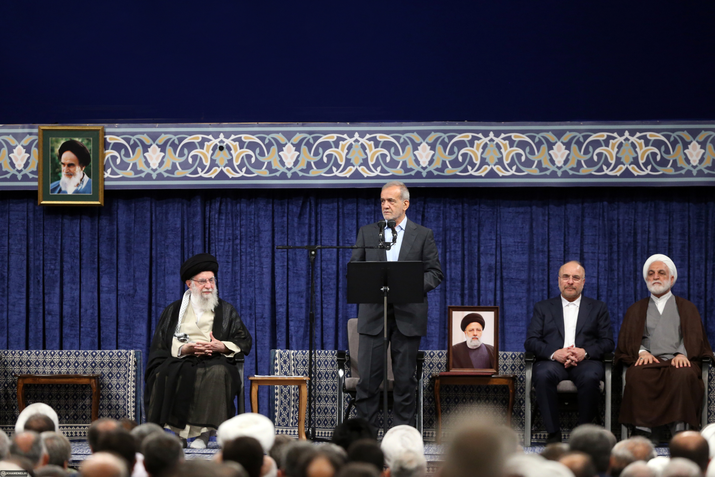 در حضور رهبر انقلاب تعهد می‌کنم که جز راه انصاف و عدالت راهی دیگر نپویم/ تعامل حاکمیت و جامعه به پیشرفت و توسعه کشور می‌انجامد