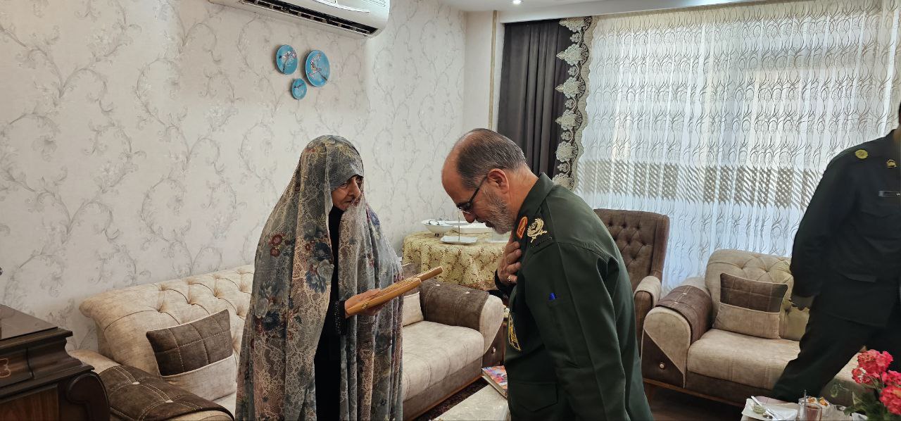 فضیلت خانواده شهدا غیر قابل توصیف است