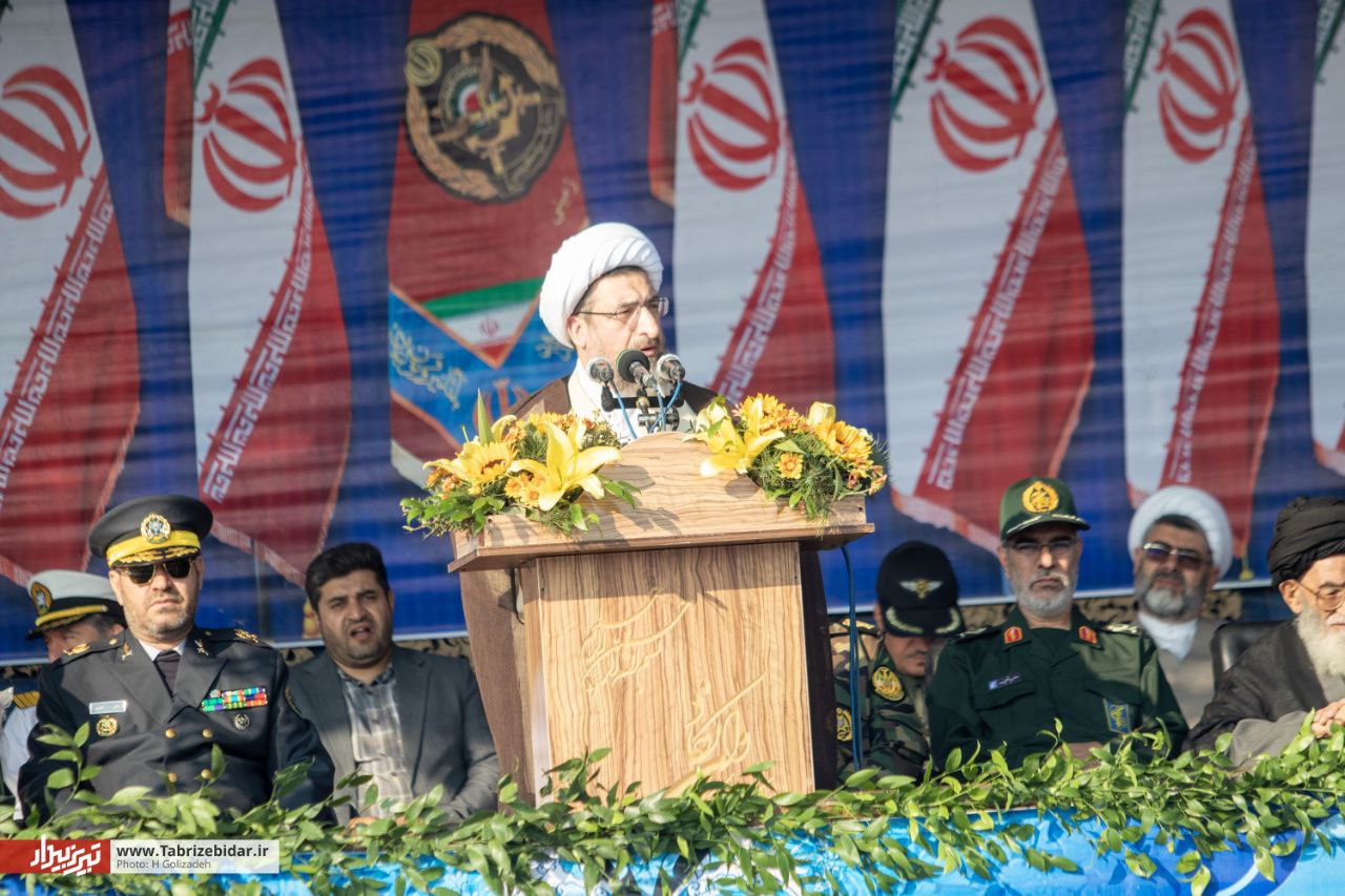 ایستادگی در مقابل استکبار جهانی زیر سایه اقتدار نیروهای مسلح است