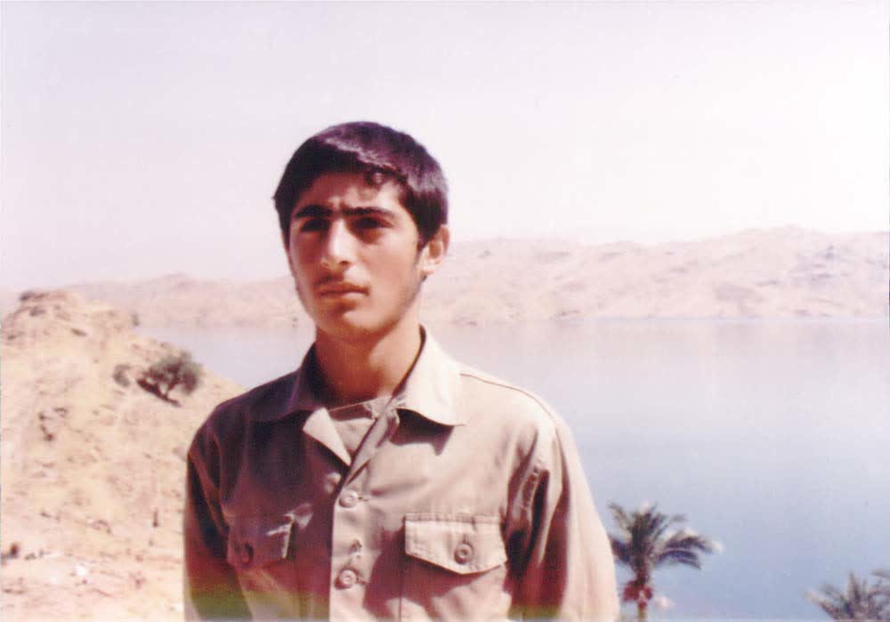 دورهمی صمیمی با خانواده شهید امیر رفیعی / شوخی‌ و خنده‌بازار در سنگر