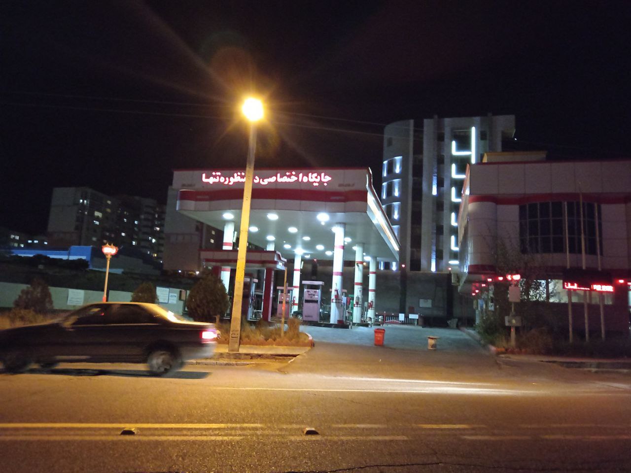 کمبود بنزین نداریم و بصورت عادی عرضه می‌شود/ شایعه کذب گرانی بنزین باعث افزایش مراجعه به جایگاه‌ها شده