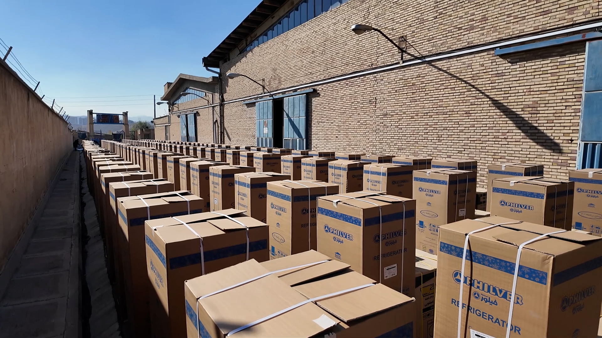 اهدای ۵۰۰ دستگاه لوازم ضروری منزل به نیازمندان