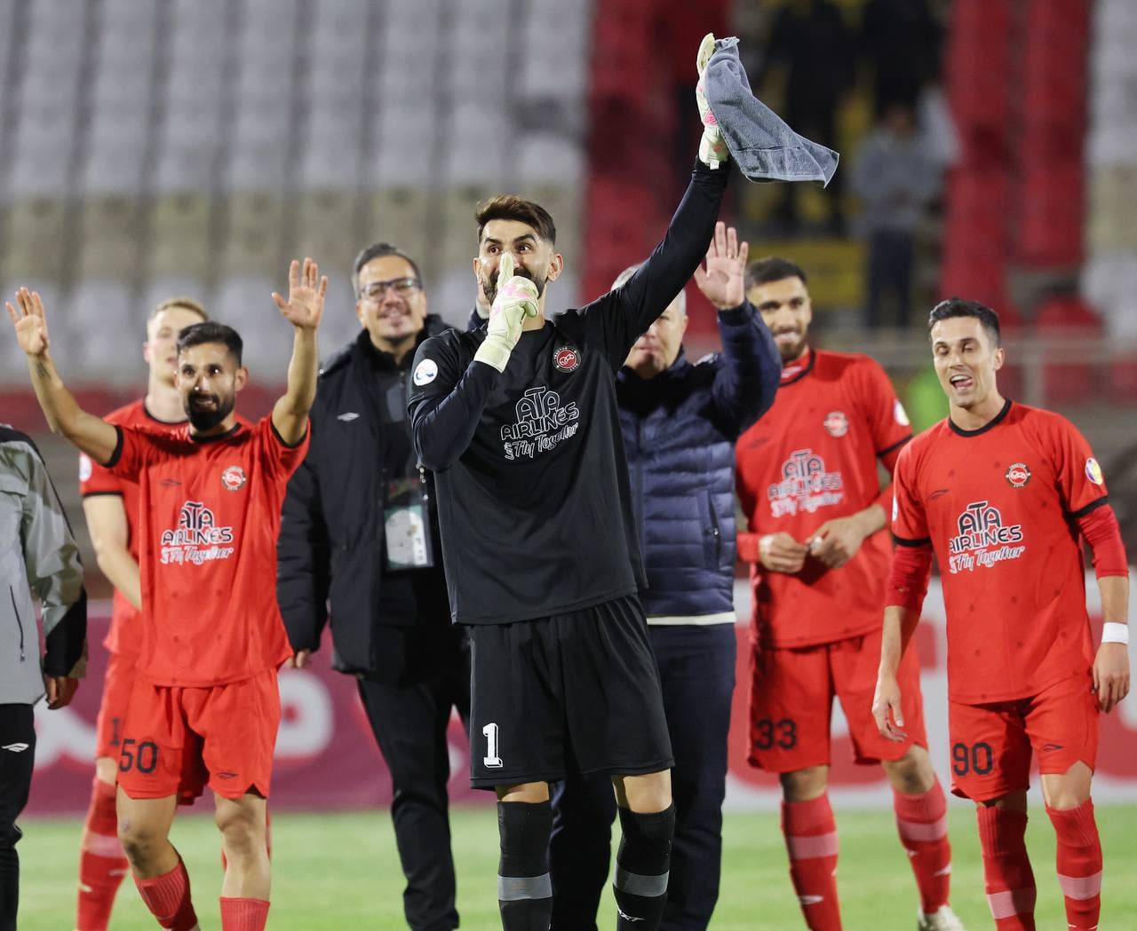 طلسم ۸ ساله برابر استقلال شکست / تراکتور در صدر جدول