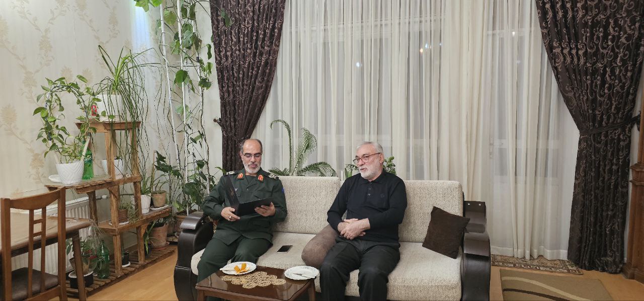 تجلیل فرمانده سپاه عاشورا از هنرمند بسیجی استاد مهدی لزیری