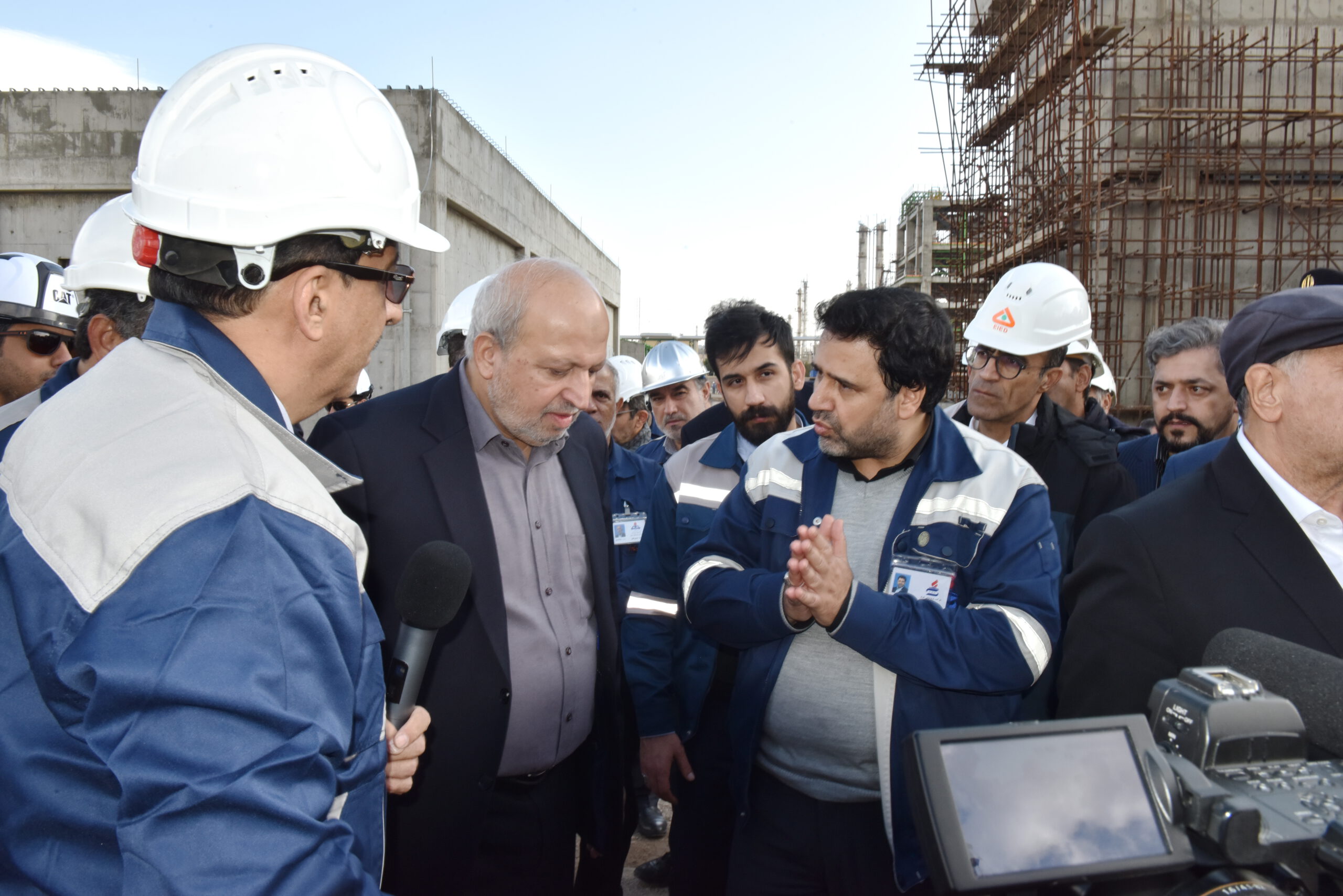 بازدید فرمانده قرارگاه اقتصادی وزارت دفاع از شرکت پتروشیمی تبریز