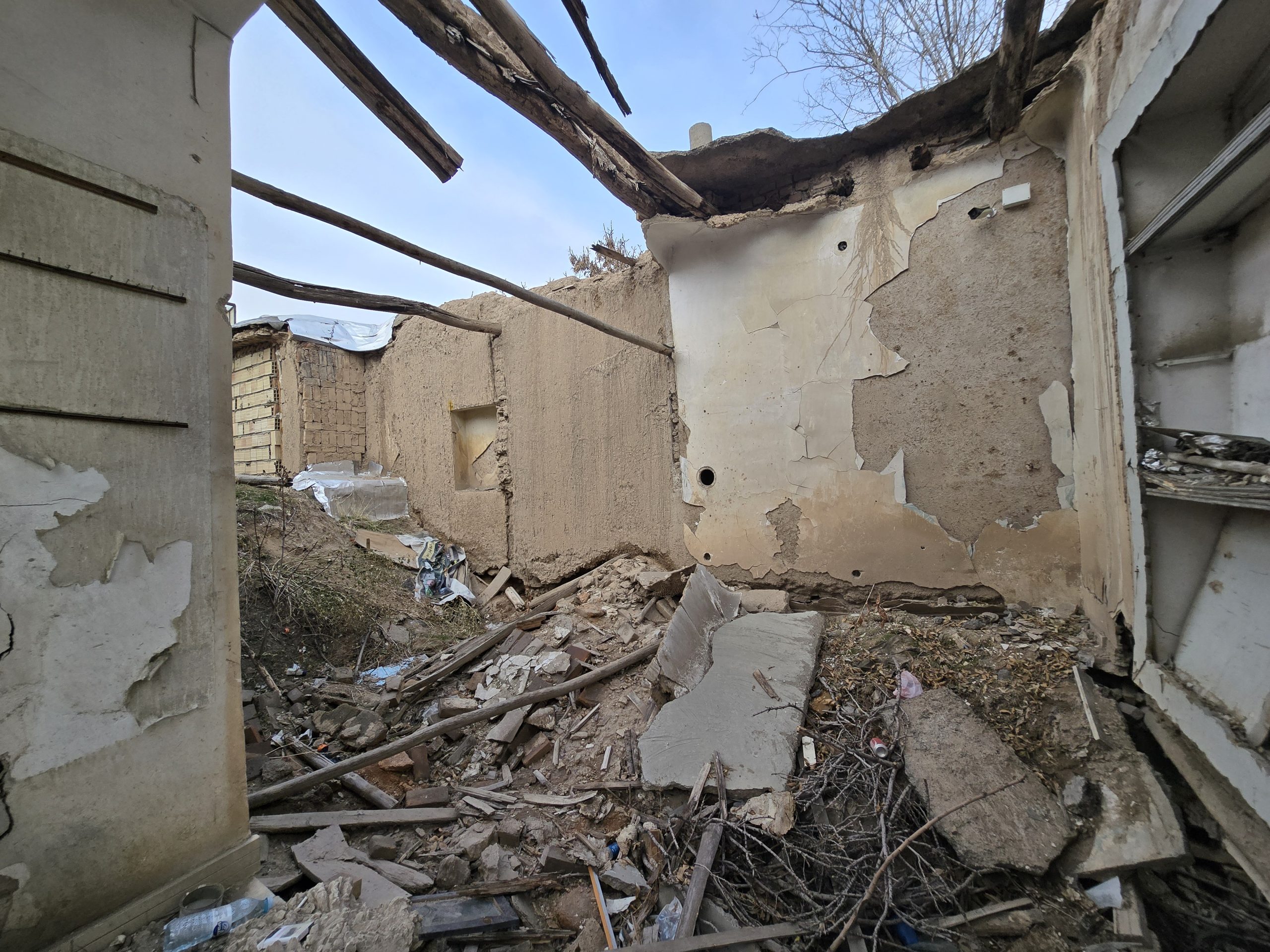 روایت «بیزیم محله» از ملل متحد / مخروبه بی‌جان در کمین جان شهروندان!