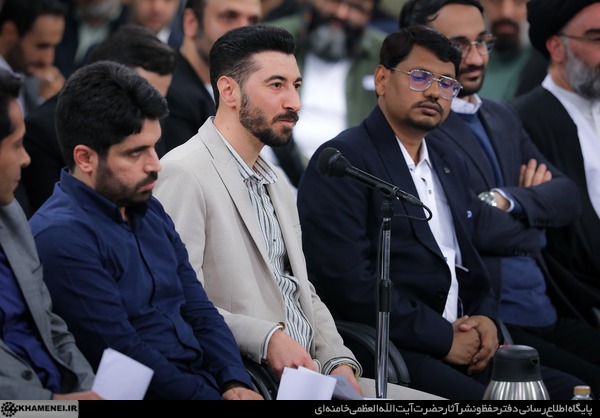 درخشش محبت در چشمان رهبر/ روایتی از دیدار شاعران با حضرت آقا”