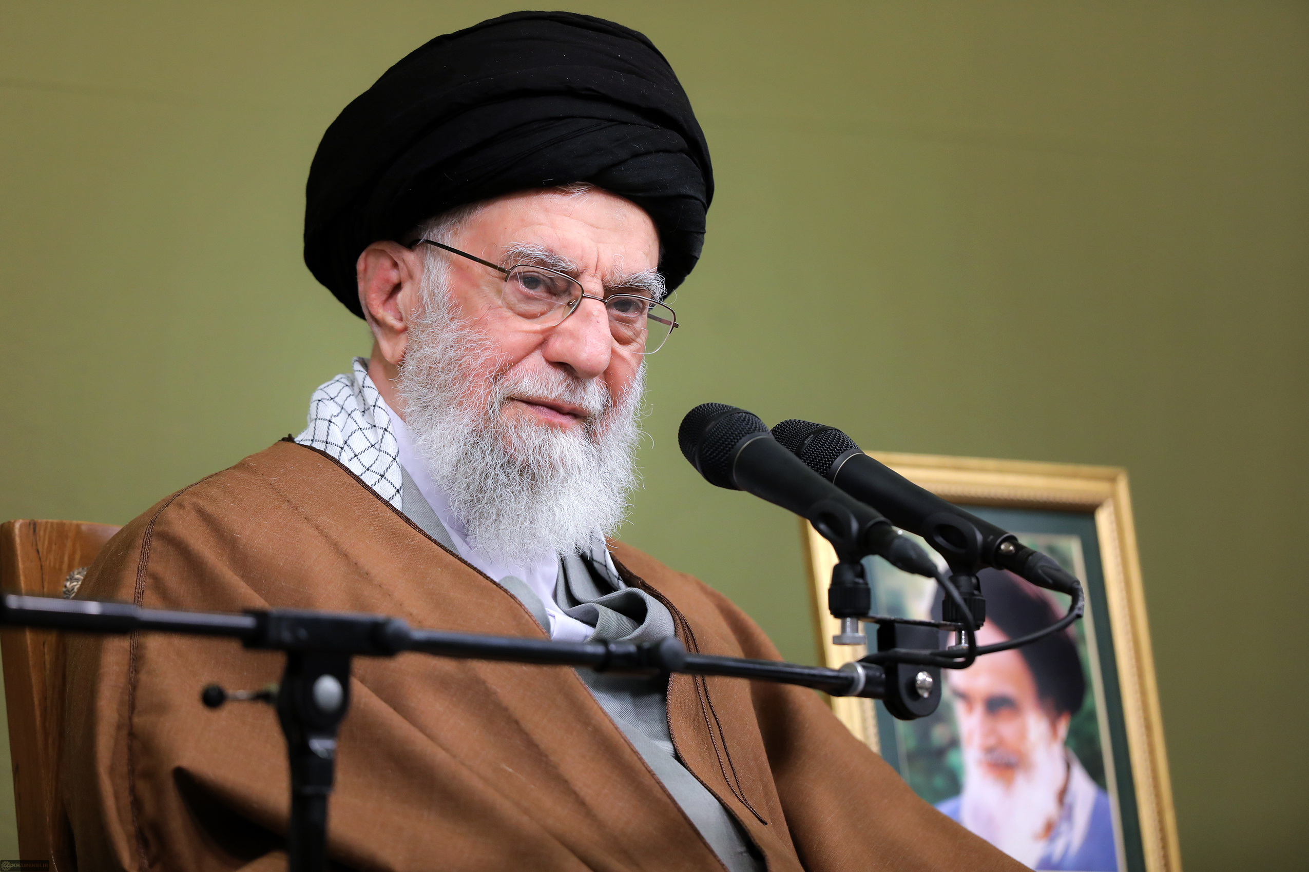 گسترش شاعران متعهد و انقلابی جوان امیدآفرین است/ دوره کنونی زمینه پرورش سعدی، حافظ و نظامی را دارد