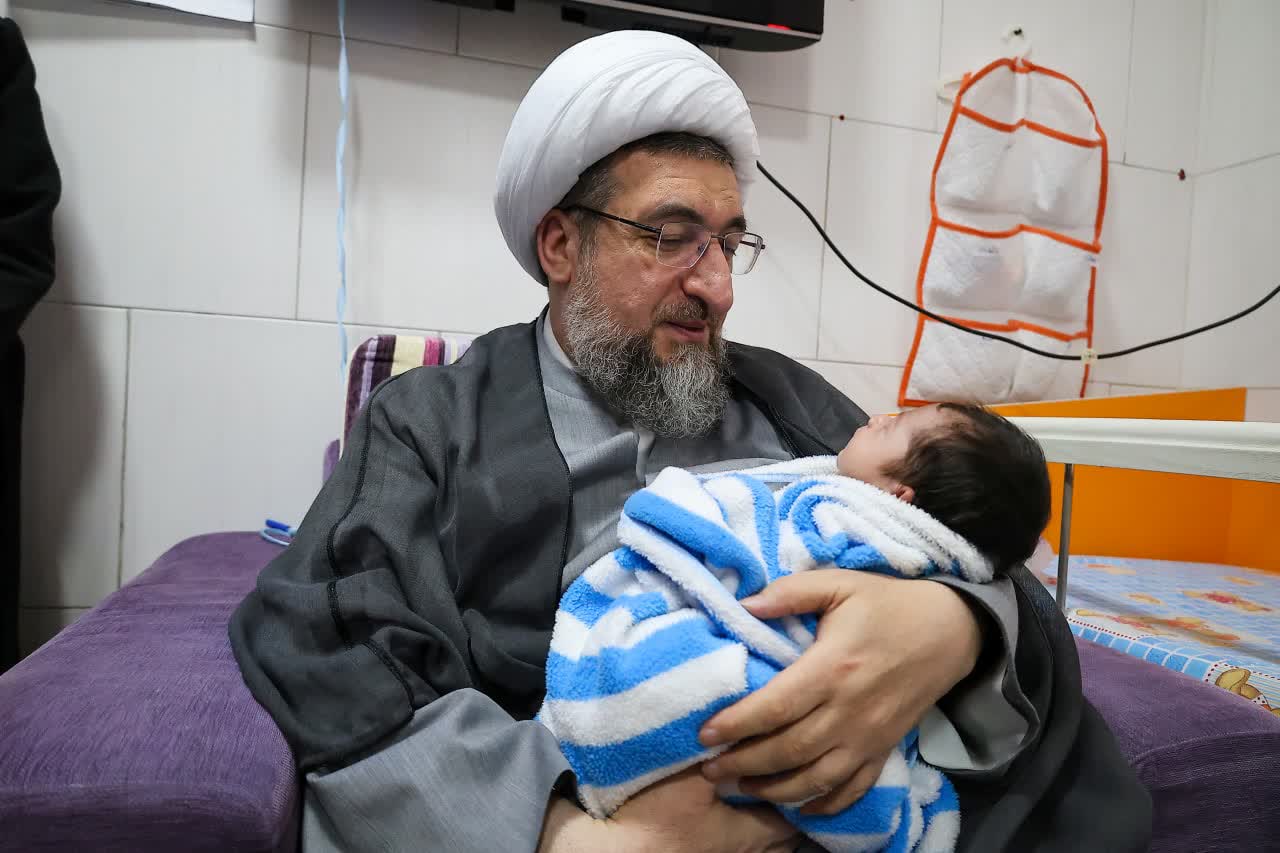 امام جمعه تبریز کنار ایتام