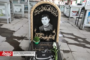 زمزمه دعای تحویل سال در کنار شهدا