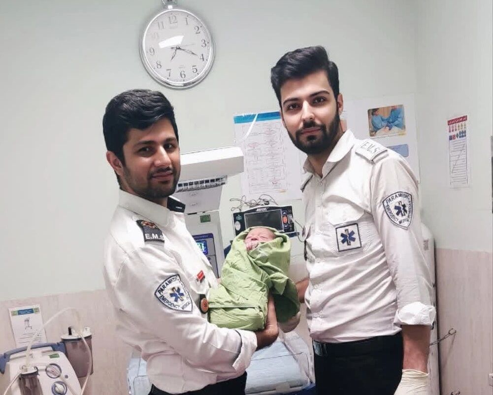 نوزاد عجول آذرشهری داخل آمبولانس به دنیا آمد