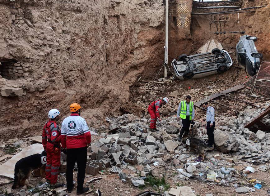 رانش زمین و سقوط دو خودرو در محله عباسی تبریز