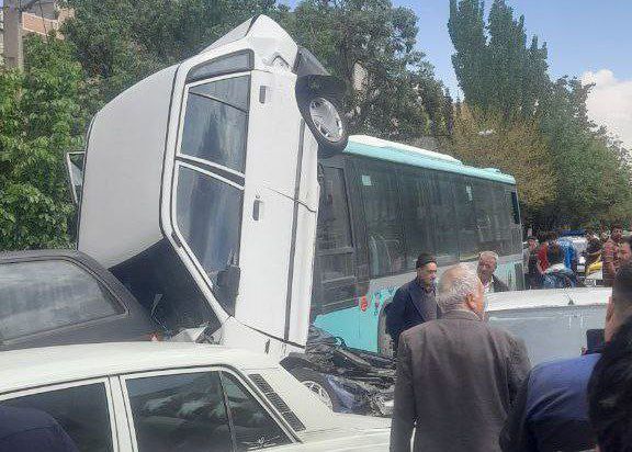 اتوبوس بی ترمز در اره گر یک نفر را مصدوم کرد