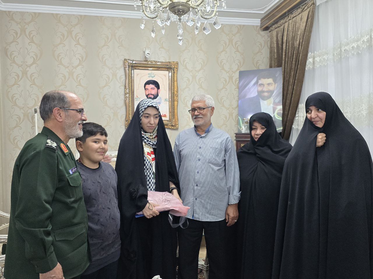 تجلیل فرمانده سپاه عاشورا از دخترانی که پدرشان را به اسلام و وطن بخشیدند