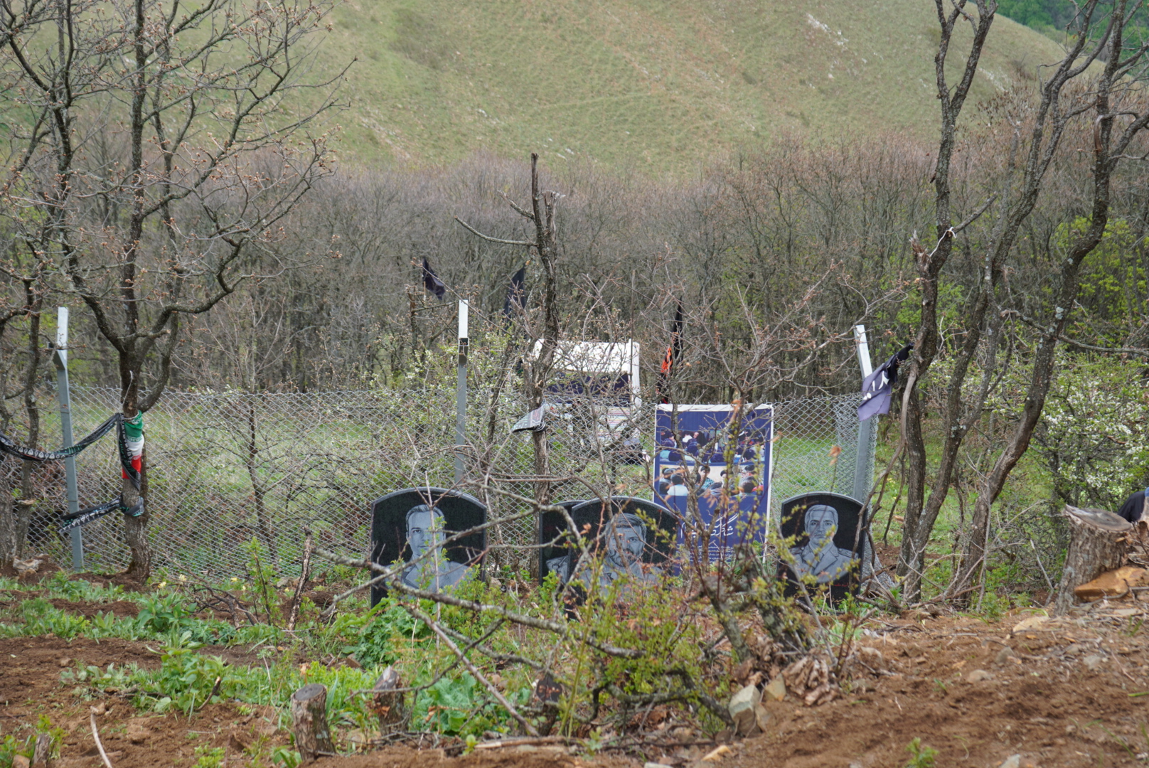 گریه های دختر شهید آل هاشم در محل عروج پدر