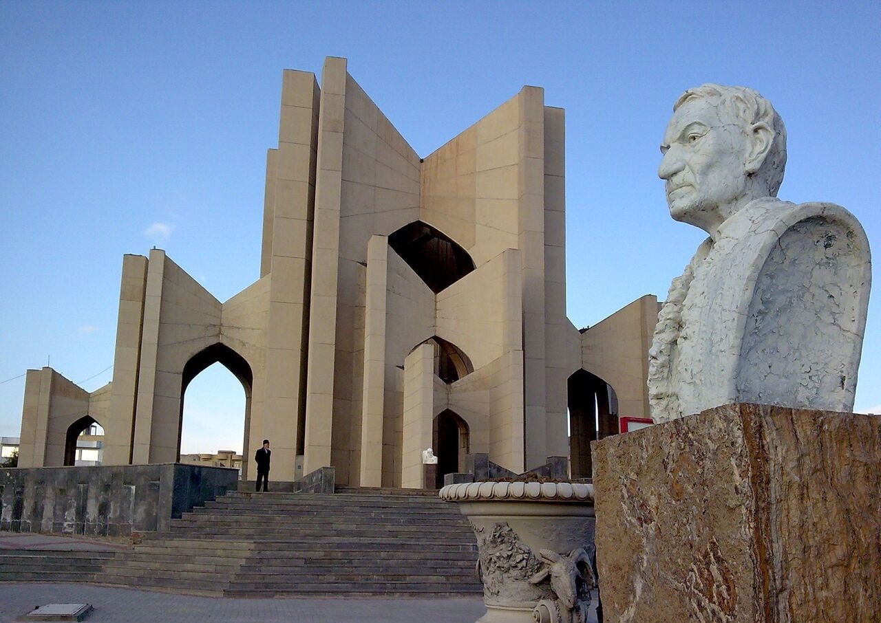 شهریار جهانی است، مقبره‌اش نه