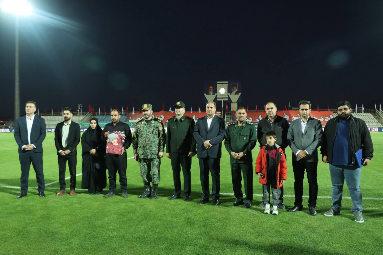 مادری با تصویر فرزند شهیدش؛ طاهای تراکتوری، مهمان ویژه سکوهای تبریز