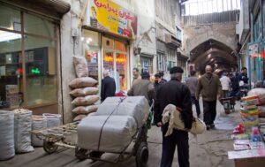 حکایت دالان دار امین بازار / حاج ابراهیم با «یا الله، یا الله» تاریخ بازار تبریز را بر دوش می کشد