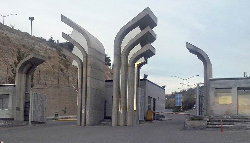 پاسخ دانشگاه آزاد به گلایه دانشجویان: مسئولیتی درباره خیابان‌های اطراف نداریم