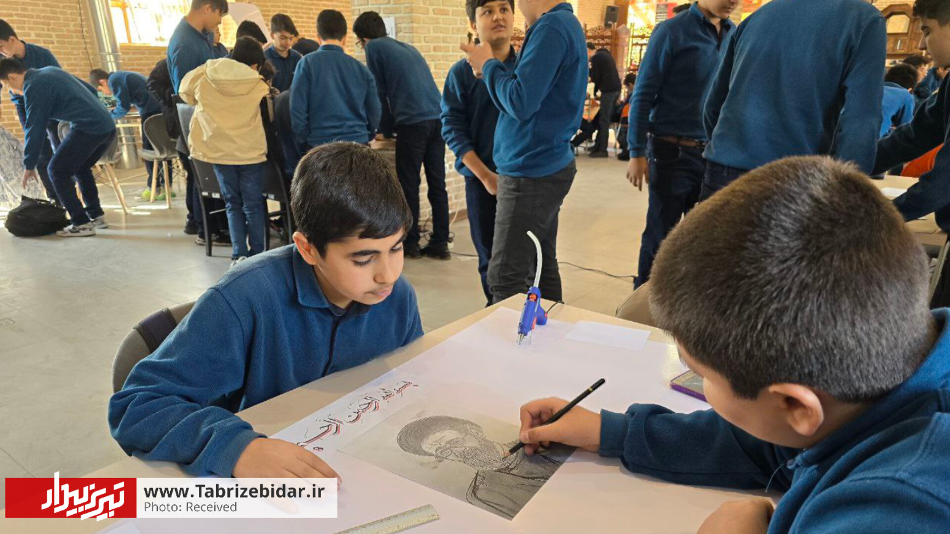 فریاد ضد استکباری با روزنامه دیواری دانش آموزی