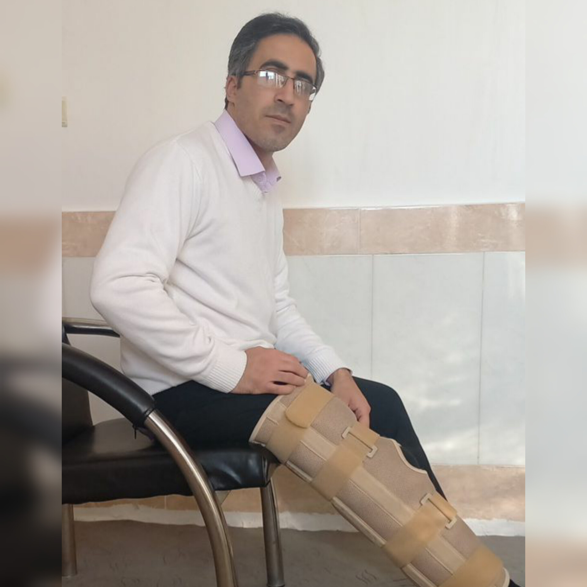 معلمی که با پای آسیب دیده هم، پای آموزش را لنگ نگذاشت