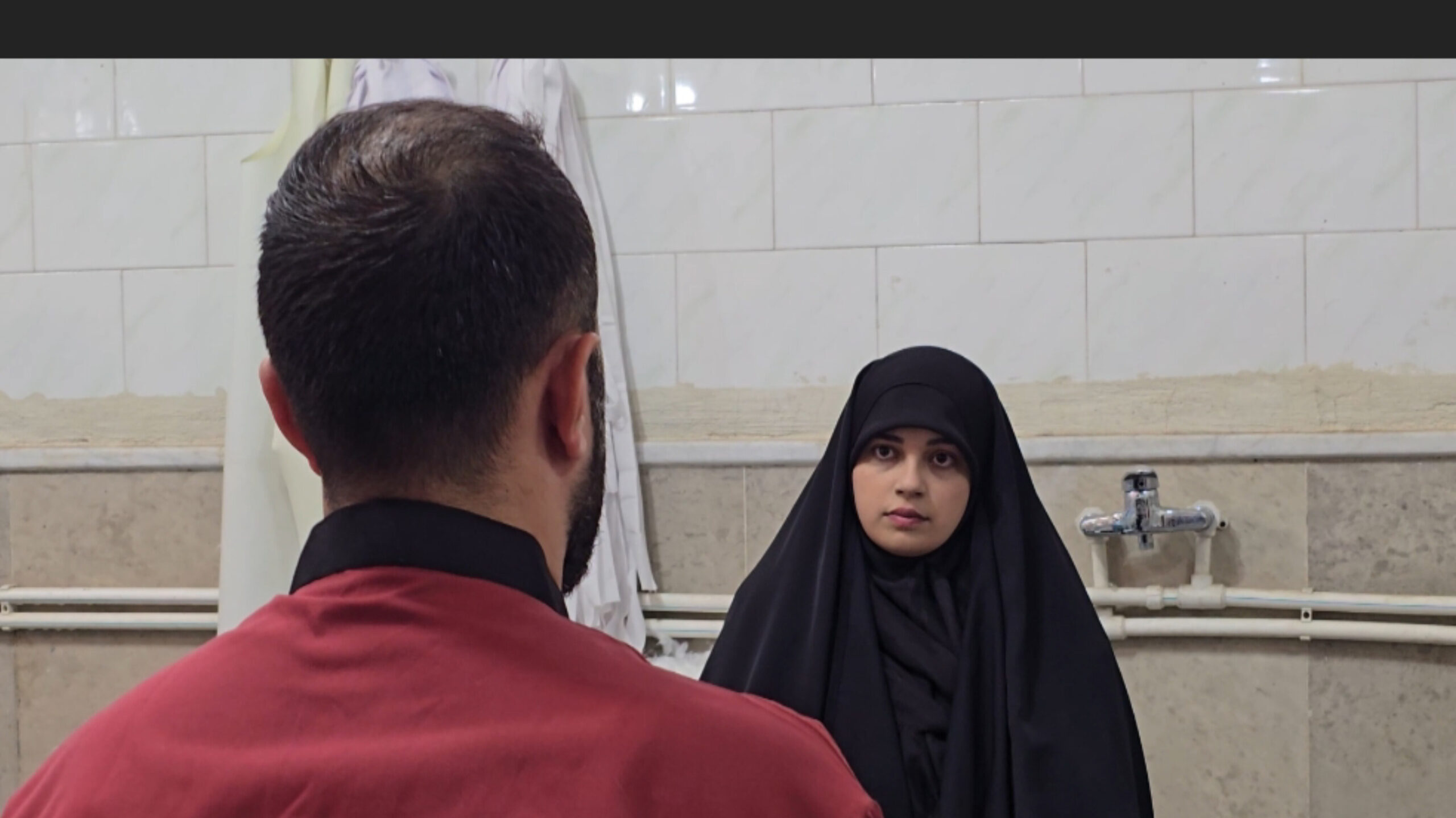 تغسیل و تکفین شهدا زیر بمباران صهیونیسم / ایتیرمیشم بو گولوستاندا بیر گول آختاریرام