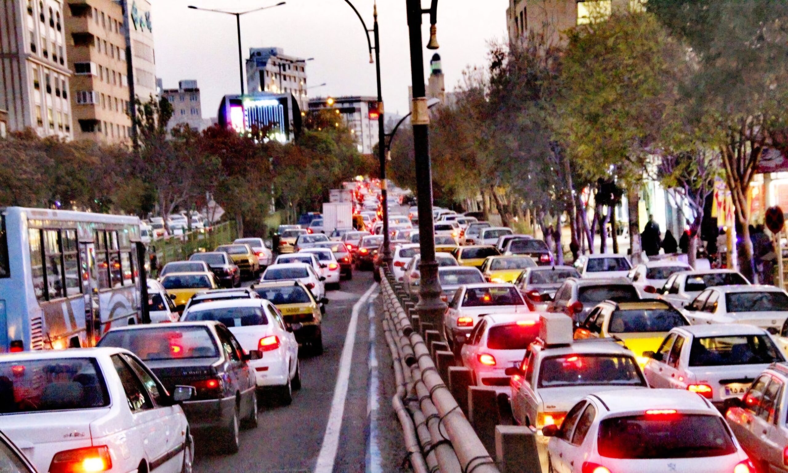 تبریز؛ شهری با چراغ قرمز دائمی / خیابان‌های پر از صندلی خالی