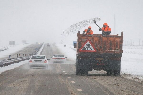 بارش برف در محورهای مواصلاتی استان / جاده ها لغزنده است