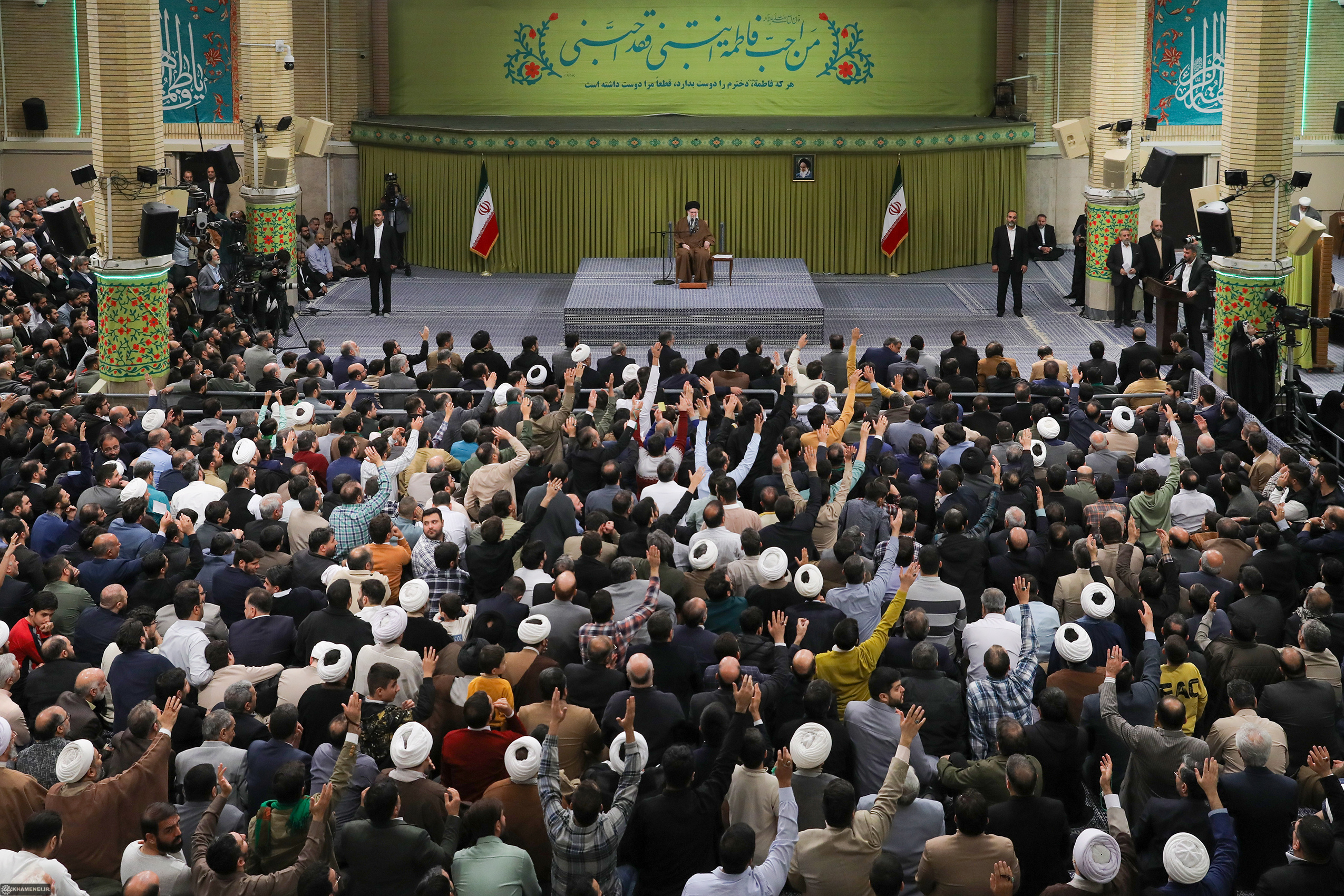 کمبودها زیاد است اما کشور در حال حرکت و پیشرفت است / لزوم تغییر آرایش تبلیغاتی برابر تلاش دشمن