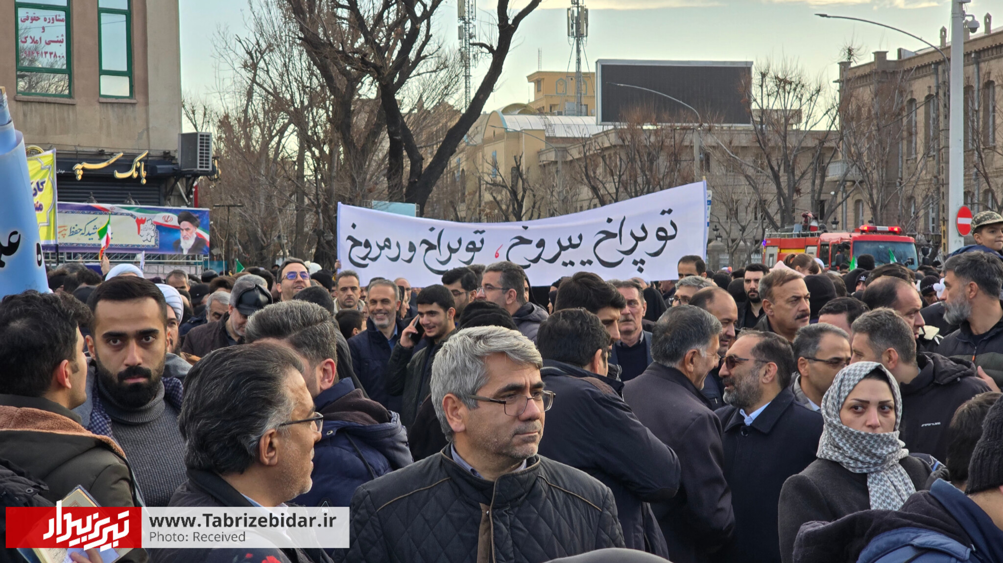 موج بزرگ تبریزی‌ها برای نابودی تروریست‌ها/ قرآن بیزه هدفدی، خامنه‌ای شرفدی